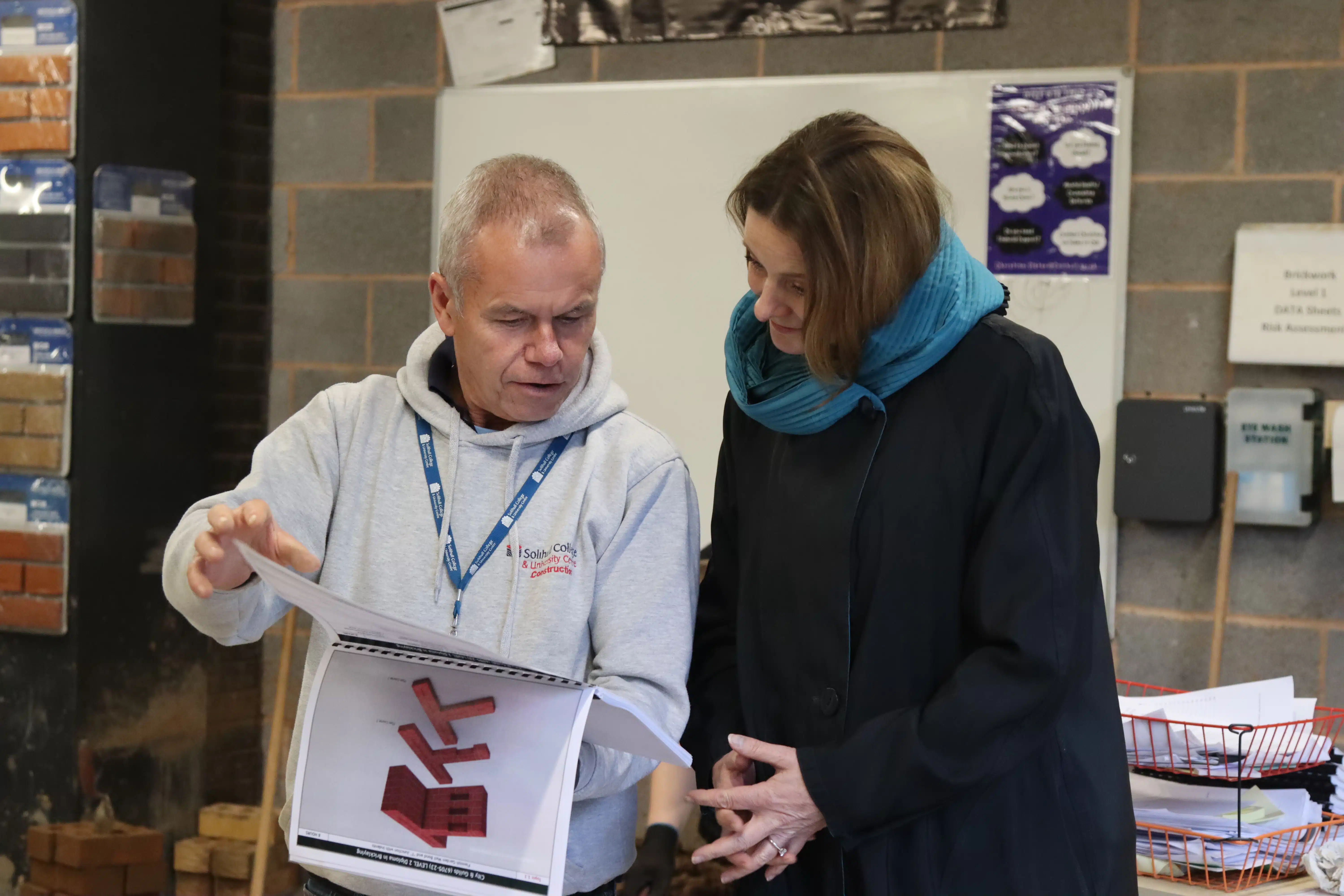 bricklaying tutor shows MP course content