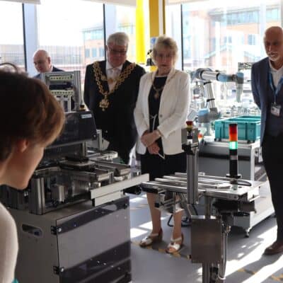 mayor in the smart hub with students